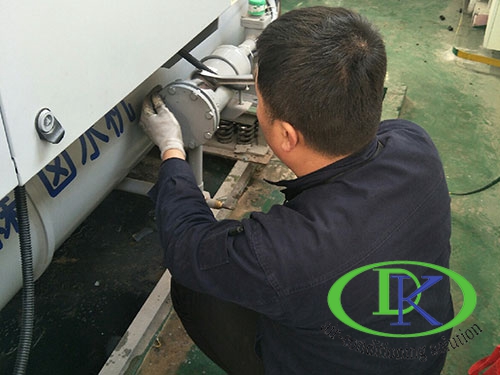 堃霖滿液機(jī)更換油濾